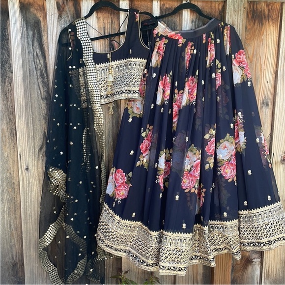 New - Beautiful three piece  green Floral Embroidered Lehenga Choli. - Picture 5 of 9